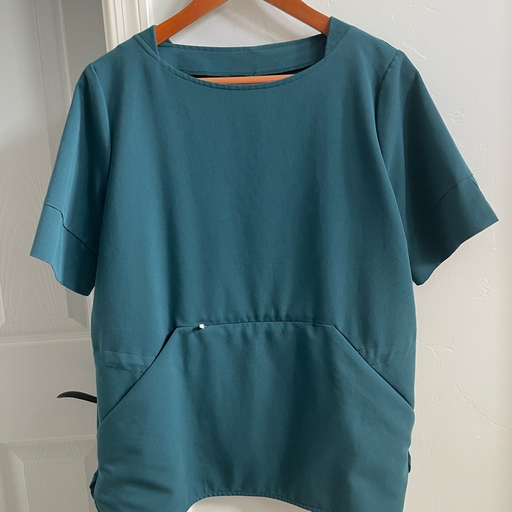 Figs scrub top. Caribbean blue. Like new